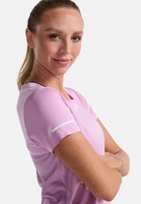 2XU LIGHT SPEED TEE - Sports T-shirt - pastel pink white reflective