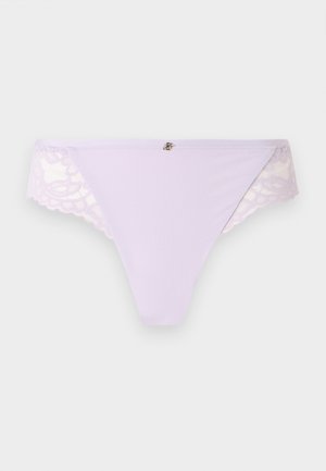 Tanga de mujer color lila claro con laterales de encaje y un pequeño adorno metálico en la cintura frontal central.