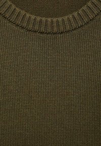 Pulover tricotat în verde măslin, având un guler rotund cu nervuri și o țesătură texturată. Materialul pare moale și dens, cu o cusătură uniformă.