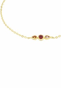 Bracciale in oro con tre gemme a forma di pera in tonalità rosse, arancioni e rosa, incastonate in una base di metallo liscia e lucida.