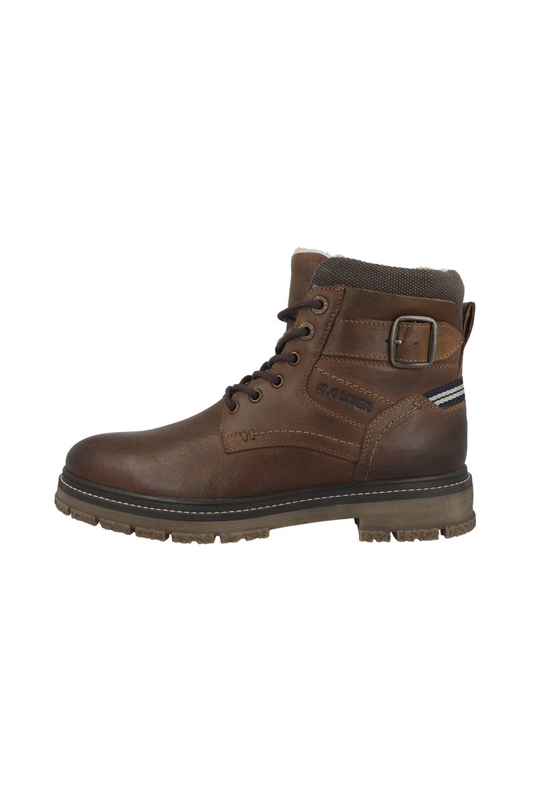 Botas de tobillo de cuero marrón con un collar de tela texturizada, diseño de cordones, detalle de hebilla y suela robusta para proporcionar tracción.