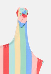 Maillot de bain coloré à une épaule, avec des rayures verticales rouges, roses, vertes, jaunes et bleues, doté d'un détail noué à l'épaule.