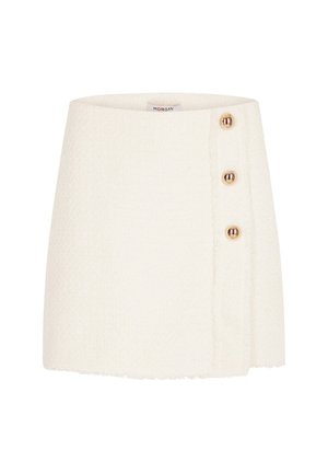 Mini-jupe texturée couleur crème avec trois boutons dorés alignés verticalement sur le côté droit.