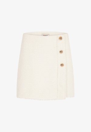 Mini nederdel i cremefarvet tekstur med tre gyldne knapper, der er placeret lodret på højre side.