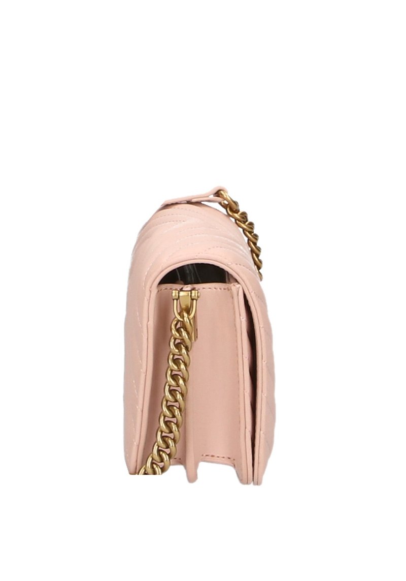 Borsa a tracolla in finta pelle rosa con design trapuntato, catena dorata e chiusura con zip. Forma rettangolare compatta con cuciture visibili.