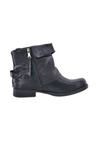 Botines negros de tobillo hechos de cuero sintético, con una solapa texturizada que se pliega, cremallera lateral y detalle decorativo de correa.