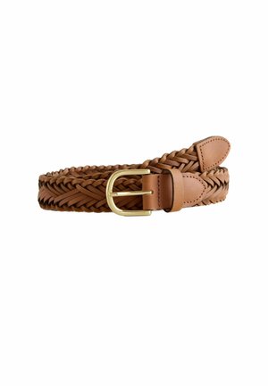 Ceinture en cuir marron tressé avec boucle en métal doré, enroulée sur fond blanc.