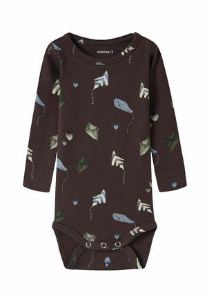 Body bébé marron foncé à manches longues avec motifs de cerf-volant et de ballon en bleu, vert et blanc, et boutons-pression à l'entrejambe.
