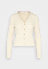 Cárdigan de canalé crema con escote en V, mangas largas y cierre de botones. Presenta una textura sutil y una silueta ajustada.
