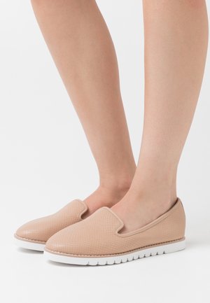 Beige instap schoenen met een gestructureerde synthetische bovenkant, witte rubberen zool en geen zichtbare veters. Glad, rond puntje en laag uitgesneden ontwerp.