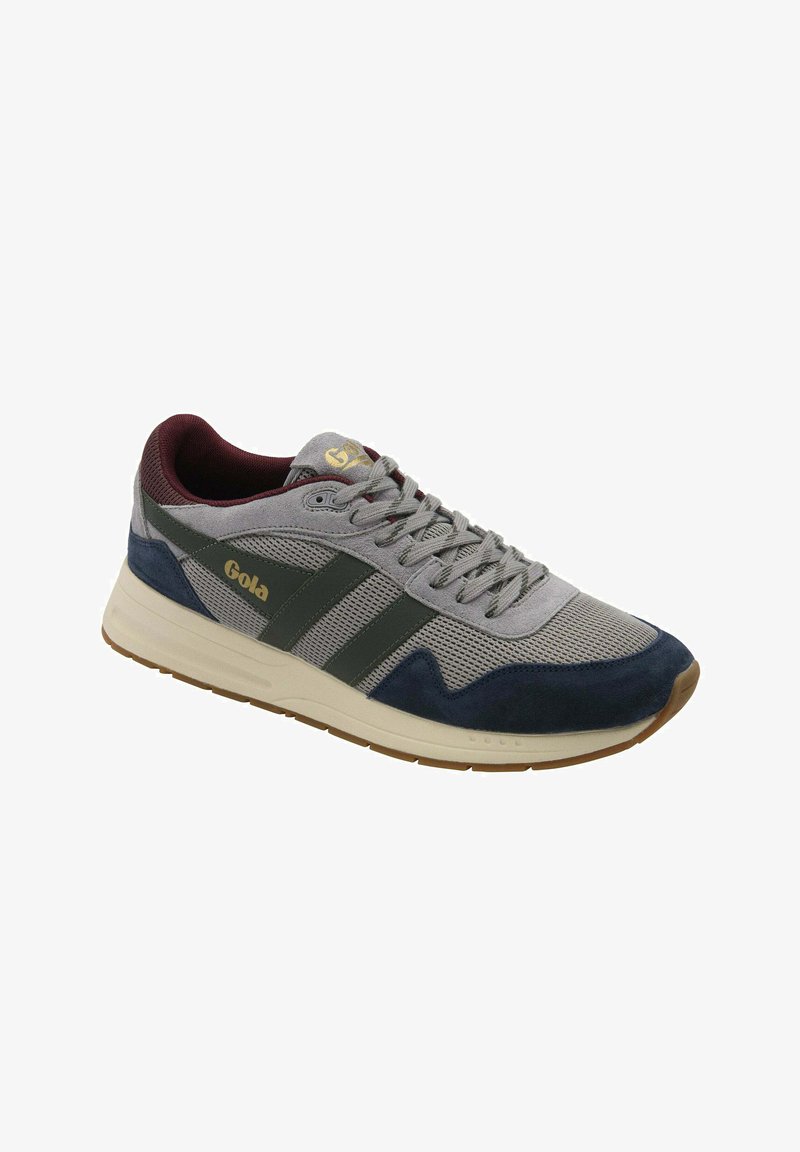 Baskets gris et bleu marine avec des rayures vert foncé, une semelle beige et une doublure intérieure bordeaux, marquées "Gola" sur le côté et la languette.