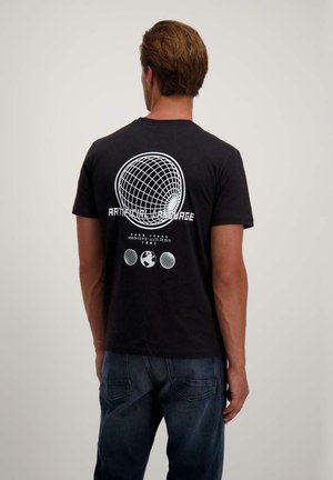 Zwarte katoen T-shirt met een witte grafiek van een grid-sfeer en de tekst "ARTIFICIAL LANGUAGE" op de achterkant, met een ontspannen pasvorm.