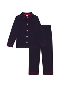 Marineblauw pyjama set bestaande uit een knoopshirt met een borstzak en rode piping, gecombineerd met een broek met elastische taille.