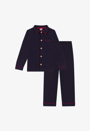 Marineblauw pyjama set bestaande uit een knoopshirt met een borstzak en rode piping, gecombineerd met een broek met elastische taille.