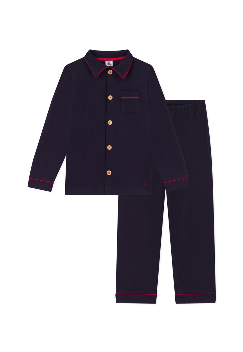 Marineblauw pyjama set bestaande uit een knoopshirt met een borstzak en rode piping, gecombineerd met een broek met elastische taille.