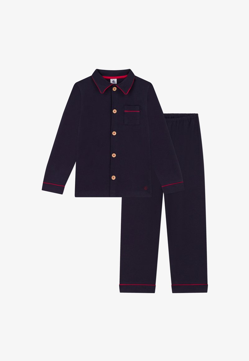 Marineblauw pyjama set bestaande uit een knoopshirt met een borstzak en rode piping, gecombineerd met een broek met elastische taille.