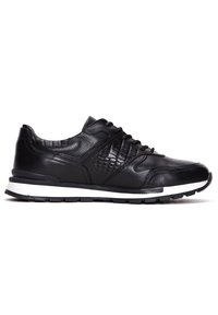 Chaussures de course noires en cuir et en maille, avec un design texturé, une semelle intermédiaire blanche et une semelle extérieure en caoutchouc noir avec traction.