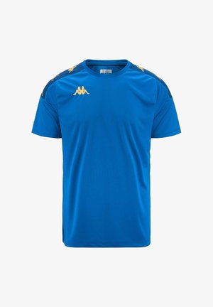 Camiseta deportiva azul hecha de tejido transpirable, con mangas cortas, cuello redondo y detalles dorados en los hombros y el logo.