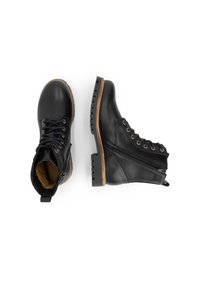 Zwarte leren enkelboots met ronde neuzen, vetersluiting aan de voorkant, ritssluiting, beige rubberen zolen en een gevoerde binnenkant.