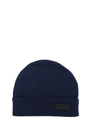 Beanie lavorato a maglia blu navy con polsino a costine. Presenta un tessuto testurizzato e una piccola etichetta nera con logo sul davanti.