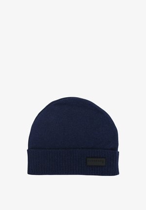 Beanie lavorato a maglia blu navy con polsino a costine. Presenta un tessuto testurizzato e una piccola etichetta nera con logo sul davanti.