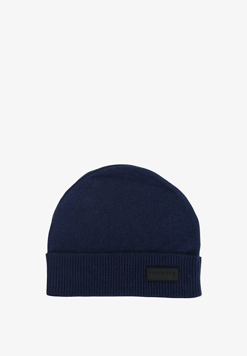 Beanie lavorato a maglia blu navy con polsino a costine. Presenta un tessuto testurizzato e una piccola etichetta nera con logo sul davanti.