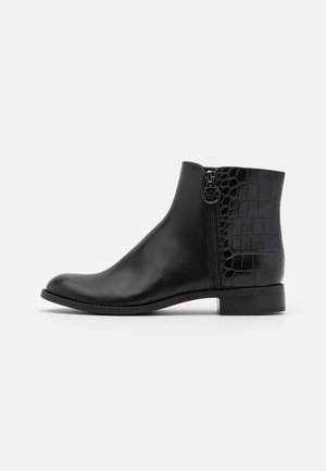 Botín negro hasta el tobillo con frente de cuero liso, parte trasera con textura de cocodrilo, cremallera lateral y tacón bajo apilado sobre fondo blanco.