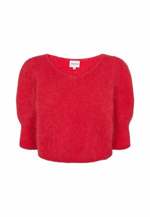 Pull court duveteux rouge vif avec des manches mi-longues et une large encolure ronde, présenté sur fond blanc uni.