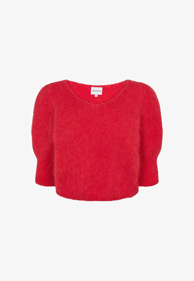 Pull court duveteux rouge vif avec des manches mi-longues et une large encolure ronde, présenté sur fond blanc uni.