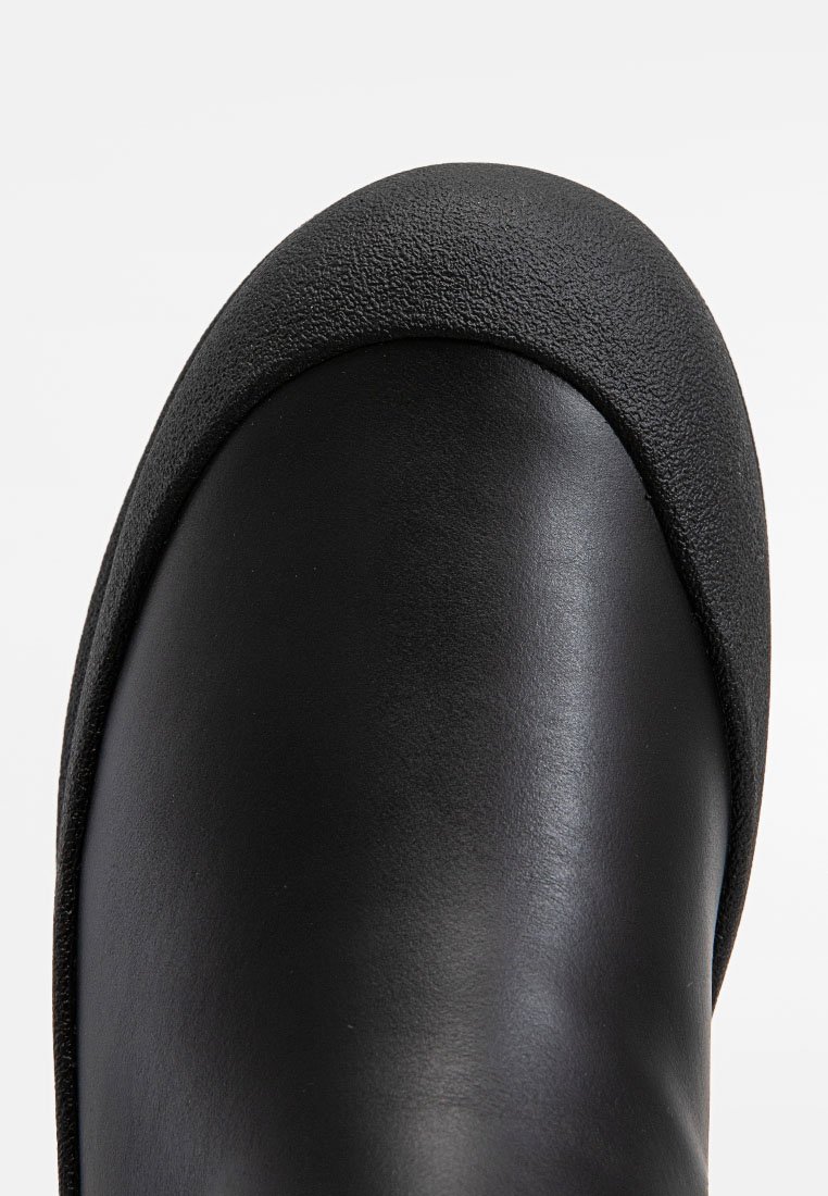 Czarne botki za kostkę z okrągłym noskiem, górą z gładkiej skóry, teksturowanym krawędzią z gumy oraz bezszwowym designem dla minimalistycznego wyglądu.