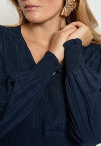 Minus ANINE V-NECK  - Blouse - sky captain