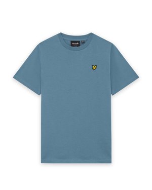 Camiseta de algodón azul con mangas cortas, que presenta un logotipo de mariposa bordado en amarillo en el lado izquierdo del pecho. Textura suave, diseño de cuello redondo.