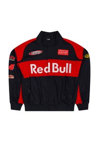 Μαύρο και κόκκινο μπουφάν αγώνων με το λογότυπο της Red Bull στο στήθος, κεντημένο με το έμβλημα Oracle Red Bull Racing, καθώς και διάφορα αυτοκόλλητα χορηγών στα μανίκια και στο μπροστινό μέρος.