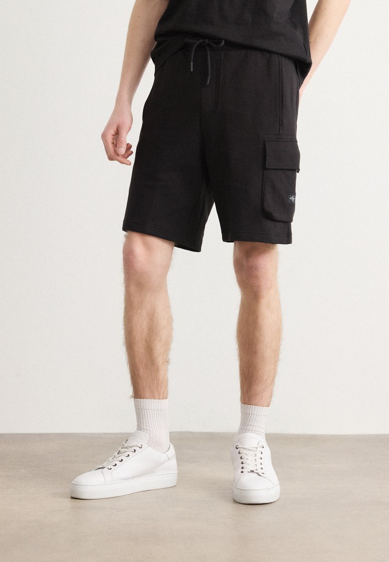 Calvin Klein Jeans - LABEL - Tracksuit bottoms - black, Enlarge