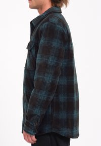 Schwarzes und teal kariertes Flanellhemd mit Kragen, Seitentaschen und knöpfbaren Manschetten. Der Stoff hat eine weiche Textur und eine entspannte Silhouette.