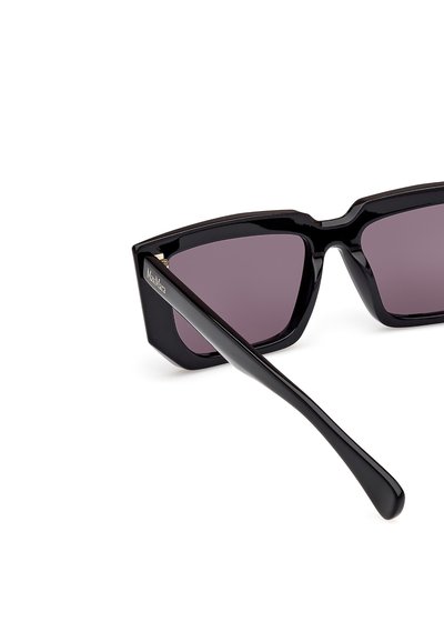 Occhiali da sole neri con un design audace e angolare. Presentano lenti oscurate e una montatura lucida con stanghette sottili e dritte.
