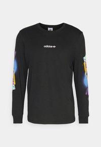 Czarna longsleeve z logo Adidasa na piersi; kolorowy grafik na obu rękawach z abstrakcyjnymi wzorami i akcentami.