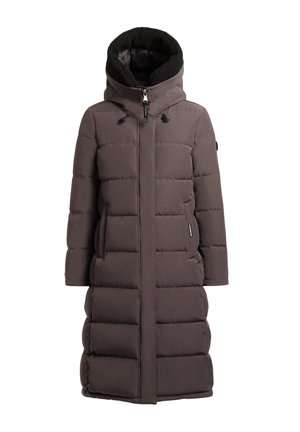 Brun pufferjakke med en lang silhuet, hætte forsyet med sort fleece, frontlynlås og to sidelommer. Let struktureret stof.