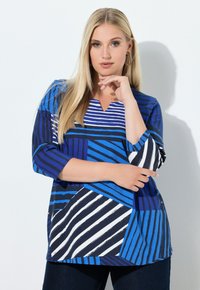 Blauwe en marineblauwe top met patroon van variërende strepen en een V-hals, met driekwartmouwen en een losse pasvorm.