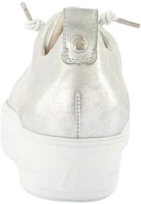 Metallisch silberner Sneaker mit glatter Textur und weißer Gummisohle. Verfügt über eine Zuglasche an der Ferse und dekorative Schnürsenkelakzente.