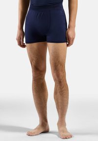 Boxers en mélange de coton bleu marine avec une ceinture élastique douce et une coupe ajustée, arborant un logo de marque subtil sur le côté.