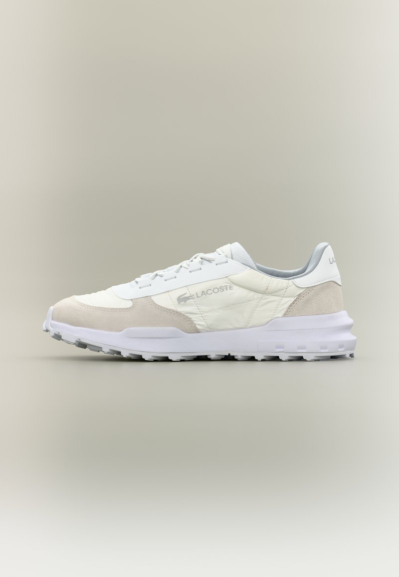 Lacoste'i sneakerid valges ja heles hallis, koosnevad siledast nahast ja seemisnahast. Tekstuuriga rõhud, lapikud paelad ja pehmendatud tald.