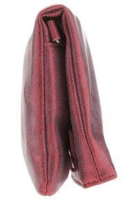 Červená peněženka z umělé kůže s elegantním obdélníkovým designem. Texturovaný povrch, štíhlý profil a viditelné švy.