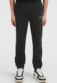 Zwarte joggingsbroek met een elastische tailleband en boorden. Heeft een blauw logo op het linkerpijp. Zachte stof, aansluitende pasvorm, casual ontwerp.