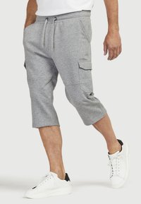 Graue Cargo-Shorts mit elastischem Bund, Kordelzug und Seitentaschen. Hergestellt aus weichem, strukturiertem Stoff, endend unterhalb des Knies.