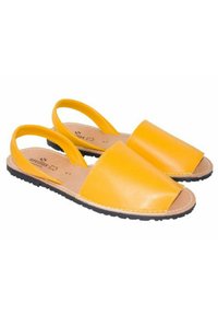 Sandalias planas de cuero amarillo para mujer, de punta abierta, con suelas negras y correa trasera, talla 41, sobre fondo blanco.