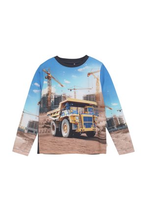Langarmhemd mit einem bedruckten Design eines gelben Baufahrzeugs mit Kränen und Gebäuden vor einem blauen Himmel.