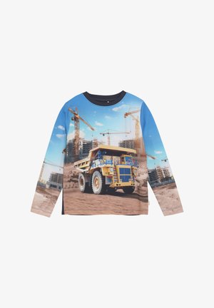 Langarmhemd mit einem bedruckten Design eines gelben Baufahrzeugs mit Kränen und Gebäuden vor einem blauen Himmel.