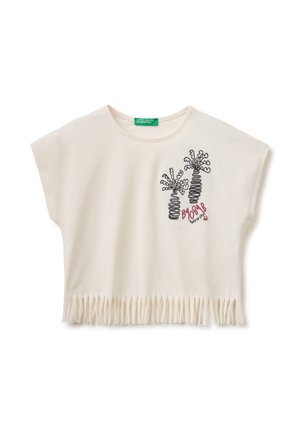 T-shirt corta color avorio con orlo sfrangiato, maniche corte e baobab neri ricamati con la scritta "BAOBAB TREE OF LIFE" sul davanti.