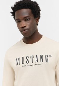Mustang STYLE ASHEVILLE - T-shirt à manches longues - braun